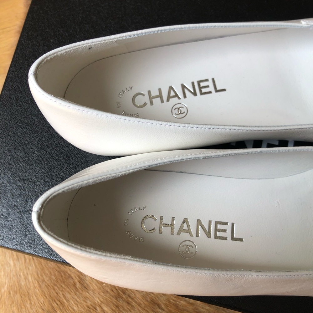 Chanel White and Black Point-Toe Mary Jane Flats G45763 size 39 NIB $1200 - Picture 5 of 10